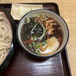 手打ちそば　泉八 - お汁は具材たっぷり
