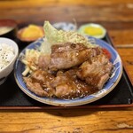 ホルモン栄楽 - フルーティーなタレで味付けされたしょうが焼き
