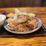 ホルモン栄楽 - 前回と違ってかなり肉厚で少し食べずらかった…