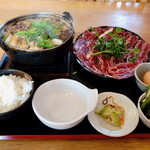 八ヶ岳小僧 - 本日いただいた”鹿すき焼定食”です。こんなにも大きなお鍋、お皿に盛り付けての提供です。