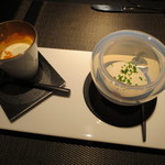 エクアトゥール - アミューズ：冷製甲殻類のフランとタスマニアサーモンのマリネ、燻製ジャガイモのムース