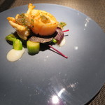 エクアトゥール - オマール海老と活けホタテのポアレ、フォンダンエシャロットとハーブのヴィネグレット、有機野菜とトリュフのサラダ添え2