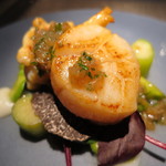 エクアトゥール - オマール海老と活けホタテのポアレ、フォンダンエシャロットとハーブのヴィネグレット、有機野菜とトリュフのサラダ添え1