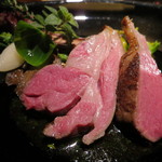 エクアトゥール - 仔羊のプランチャ焼き、赤ワインと香草を使ったソース