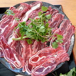 八ヶ岳小僧 - 大きな鹿肉のお皿：“脂身・赤身”が綺麗な紋様となり”鹿肉”が綺麗に拡げられています。