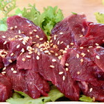 八ヶ岳小僧 - “鹿肉のお刺身”は、殆ど“赤身”で、厚切りされています。