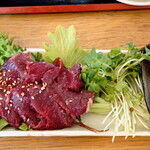 八ヶ岳小僧 - “鹿肉のお刺身”は、”ニンニク醤油”で食べるのが一番良いとの事でした。