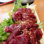 八ヶ岳小僧 - “鹿肉のお刺身”は、“臭み”も無く、噛み切るというよりも、スッと歯に食い込むような、柔らかい食感です。