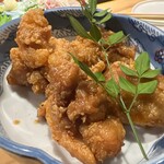鳥焼き 鬼つね - 唐揚げ。やや甘めのソースで味付け