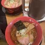 麺や 二鷹 - 料理写真:４人掛けテーブル席の二分割で横並び着席