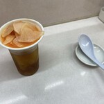 白乾児 - 着座すると冷茶と大根キムチもらえます