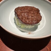 鈴田式 - スペシャリテ！炭焼き黒毛和牛を飯蒸しに載せて