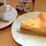 カフェ＆テーブルウェア ベーネ - ベイクドチーズケーキとマイルドコーヒー