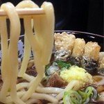 肉肉うどん - 麺は中太