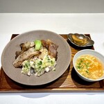 富麗華キッチン - フレイカボウル
            3種盛り丼　スープ、漬物付き
            ・自家製チャーシュー
            ・黒胡椒豚トロ
            ・蒸し鶏の葱ソース添え