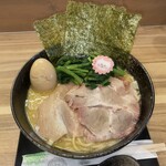 拉麺 うずまき - IEKEI 大300g 1100円　くずれ味玉　50円！