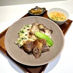 富麗華キッチン - フレイカボウル
            3種盛り丼　スープ、漬物付き
            ・自家製チャーシュー
            ・黒胡椒豚トロ
            ・蒸し鶏の葱ソース添え