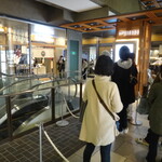 神戸 赤ふじ ミント神戸店 - 行列が無いのを期待して 来てみたら、あーやっぱり・・。   平日ですが 10人の行列です。