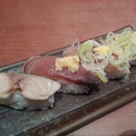 寿司の魚常 - 光物4貫286円は〆さば、かつおたたき、こはだ、あじ