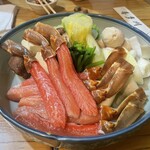 蟹料理・ふぐ料理 喜多川 - ズワイかにしゃぶ（2人前）　※生のズワイかにの足が8本。面白いのが北海道は長ネギだけじゃなく玉ねぎも入れるのかな。