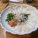 蟹料理・ふぐ料理 喜多川 - ふぐのお刺身（中）　※ふぐのお刺身を初めていただきます。身は薄いのにすごい弾力があります。真ん中の細切りは皮を湯引きしたものかな。味に関しては私には難しいですね〜ポン酢の味しかしない。笑。