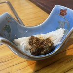 Kani Ryouri Fugu Ryouri Kitagawa - お通しは長芋の千切りです。上にのってるのは三升漬ですね。この三升漬地味に美味しいな〜。