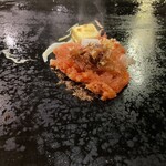 北海道もんじゃ 薫 - 生物の具は最初に火を通します。明太子も皮目から焼いていきます。