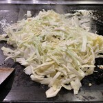 北海道もんじゃ 薫 - 明太子の皮に軽く焼き目がついてきたら野菜を上に乗せて蒸し焼きにしていきます。