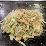 Hokkaidou Monja Kaoru - 出汁にトロミが出たら全体に出汁が行き渡るように何度か野菜を返して大きめの野菜は刻みます。
