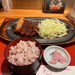 Nagoya Meibutsu Misokatsu Yabaton - ご飯とキャベツをおかわりした（写真は五穀米）。