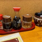 豚骨らーめん れん - 卓上調味料。胡椒、醤油、ラーメンタレ、お酢、紅しょうが