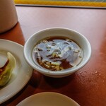 Kusamura - 付属のスープがレベル高い美味さ、ここのラーメン好きな人はきっと満足します。そしてチャーハンに合うんだな〜味の濃さが。。