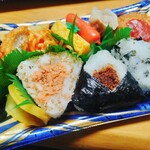 コモディイイダ - 料理写真:3種のおにぎりとおかず弁当