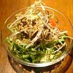 麻 - ヘンプドレッシングと麻そばチップのグリーンサラダ