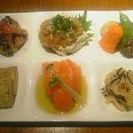 麻 - 「麻」を使用した6種類のお惣菜がのったプレート