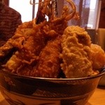 天ぷら よこい - おさかな丼の横からの写真。天ぷらのマウンテン