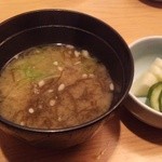 天ぷら よこい - もずくの味噌汁と漬物