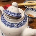 Shinki - プアール茶ホット550円
      急須の蓋を斜めにするとお湯下さいって合図らしい