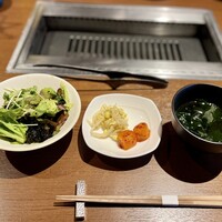 焼肉うしごろ 表参道店 - チョレギサラダ／キムチ／ナムル／わかめスープ（おかわり自由）