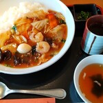 柚香菊 - 中華丼、漬物、スープ、お茶