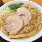 絢 - 塩ラーメン！
            硬めに茹でられた波打つ麺が食べたくなったので。
            
            前回は醤油だったので今日はこれを！
            
            分厚いチャーシューが2枚、長い穂先メンマが4本とCPの高さには頭が下がります。
            
            最後まで角の立たないまろやかなスープ！
            
            店を出たのが午後2時だが6人待ち。