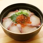 红甘鲹鱼和鲑鱼子盖饭