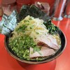 どんとこい家 - 昼飯セット¥900（ラーメン中盛り、味玉、海苔5枚、チャーシュー2枚）、ネギ¥150、生ニラ¥50