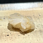 鮨 西崎 - その名の通り、瑞々しさ全開の水蛸！インパクトあるなぁ。
      こんなに柔らかい水蛸、私は経験ありません。
      このサイズで、噛むのにノンストレスの美味。