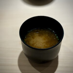 鮨 西崎 - 何度いただいても、最高に美味しいお椀。
      ひと口飲めば、「はぁ〜」と、癒しの溜め息が漏れます。