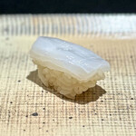 鮨 西崎 - 見て！超薄切りの技はもちろん、あの「ちょこん」としたお塩♡
      口の中で少しずつ泥障烏賊と合わさって、絡みつくような甘さを引き立てるのです。