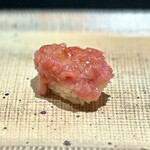 鮨 西崎 - 鮪の脂の美味しさは、こちらの中落ちで。