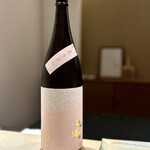 鮨 西崎 - 亀の海の季節醸造、「春うらら」。
      親しみやすい甘さがあって、旨味の濃い後半の鮨ネタたちとも良く合います♪