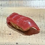 鮨 西崎 - 桜鱒と同じく、赤酢がしっかりの方のシャリで。
      今回も、さび抜きです。
      まだ春ですが、夏鮪のような爽やかさを纏って、好みの赤身。