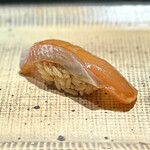 鮨 西崎 - 打って変わって、こちらはふんわ〜りの桜鱒の漬け。
      ふわっとしつつも、少しパサついたものもありますが、こちらは見ての通りの保水力もあって、しっとり。
      美味しい♪